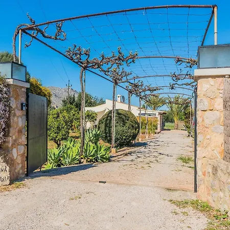 Idyllic Country Getaway For 2 *
